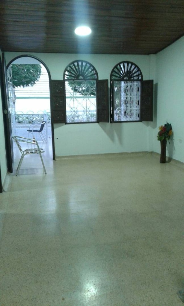 SE ARRIENDA CASA AMPLIA!!!