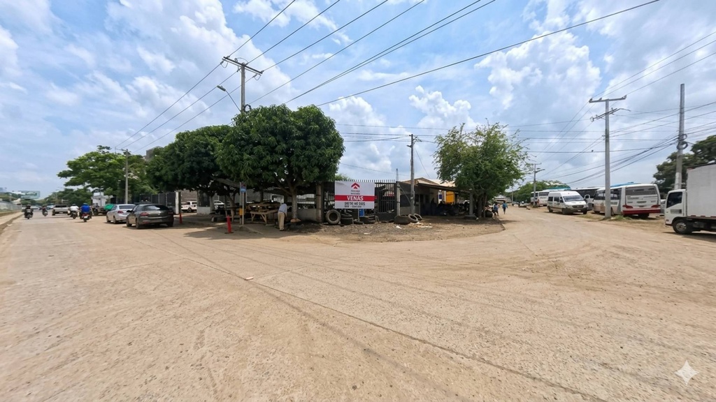 PARQUEADERO Y LOCALES