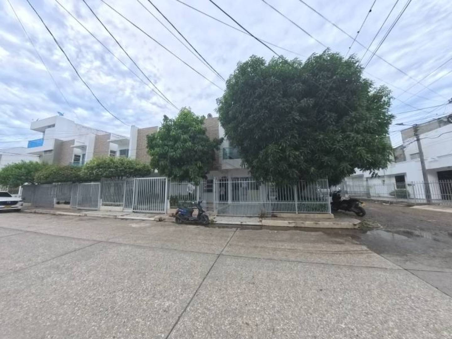 CASA EN VENTA EN LA FLORESTA